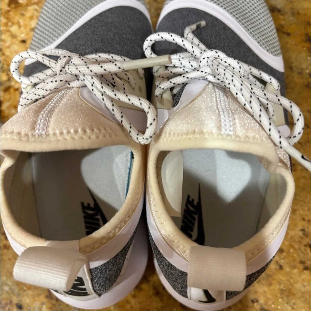 Nike lunarcharge size 6